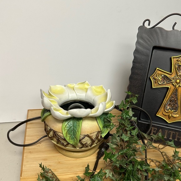 Home interiors Retired fragrance warmer magnolia shaped - Picture 12 of 12